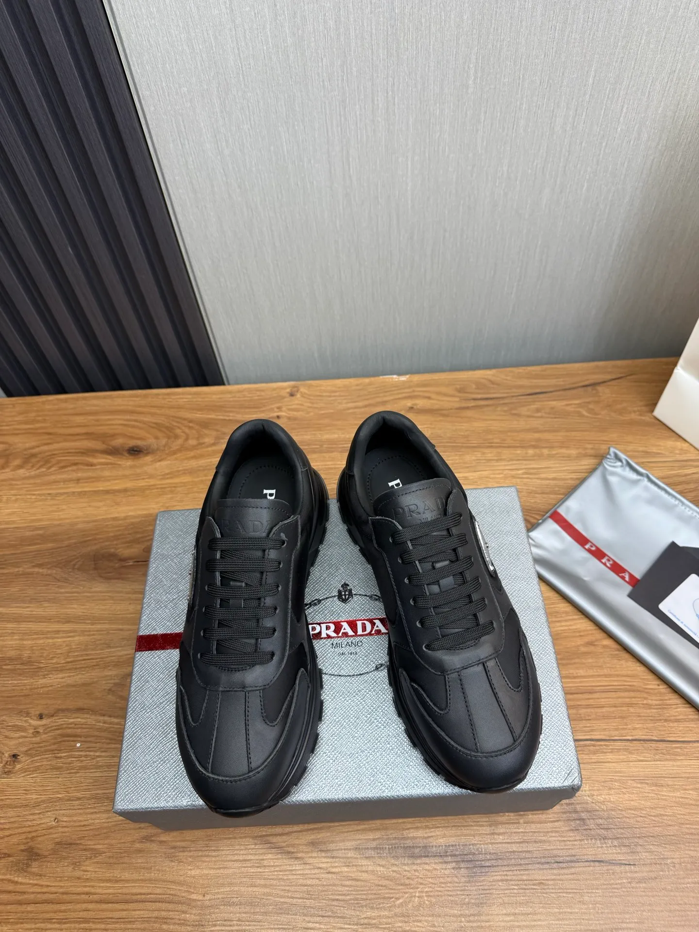 Factory price 580💰 [PRADA] Hot-selling men's shoes shipped 👏Official website synchronized ⬆️ Original cowhide fabric + cowhide lining, cowhide feet 🐮 1:1 shipment ✔️Original original bottom, 38-45 (45. Customized, non-refundable)